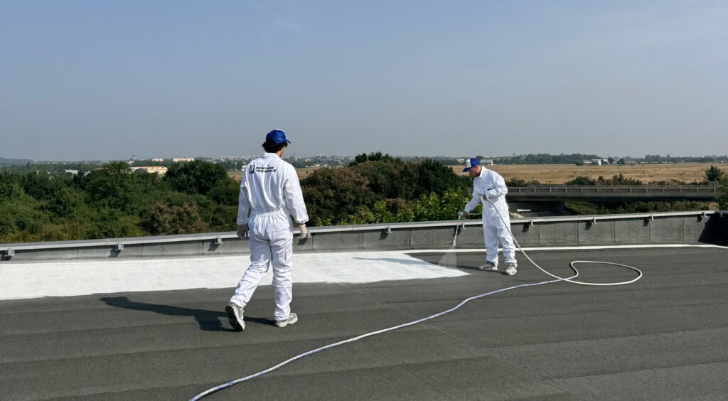 Application du revêtement toiture réfléchissant Cool Roof par pulvérisation