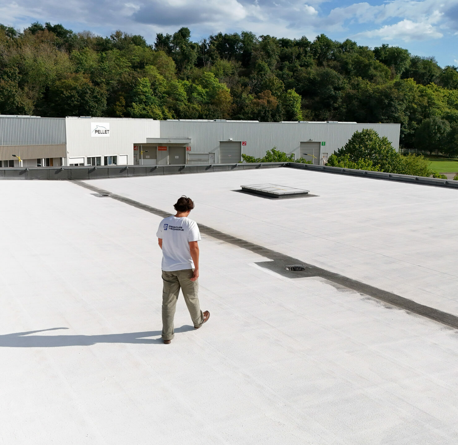 Toiture industrielle traitée avec revêtement Cool Roof réfléchissant