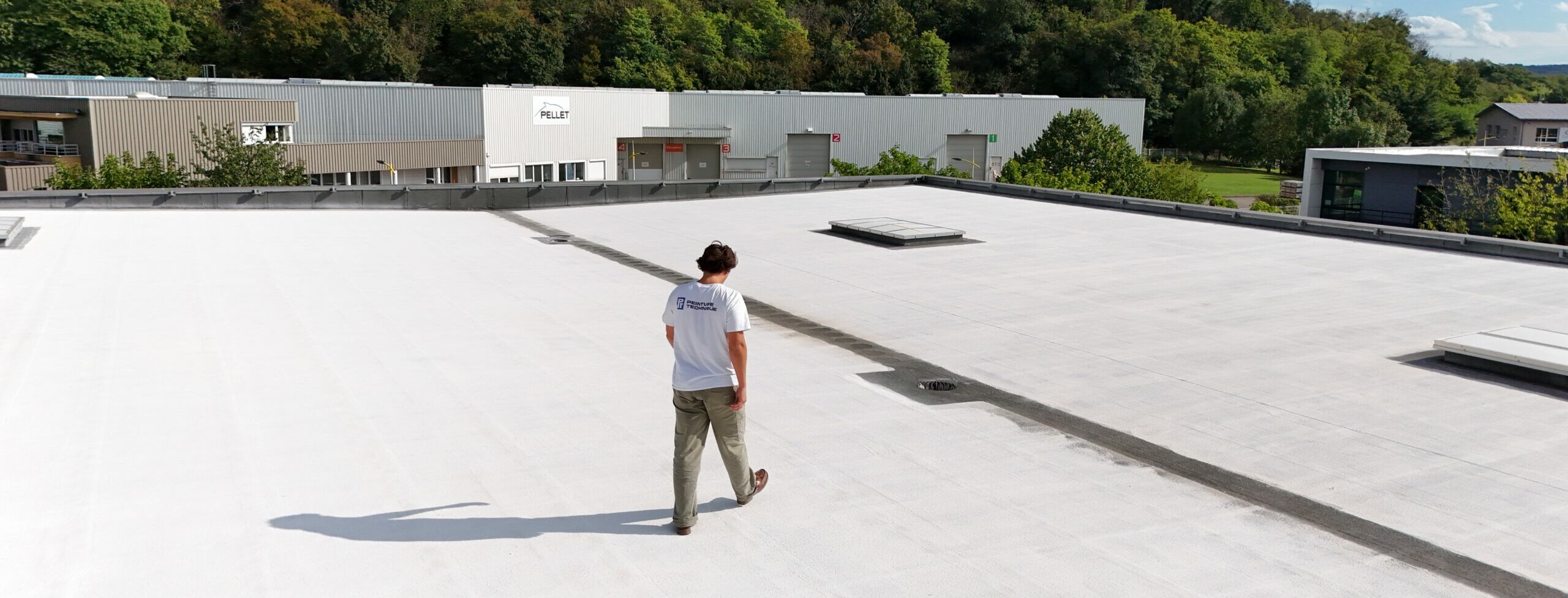 Toiture industrielle traitée avec revêtement Cool Roof réfléchissant