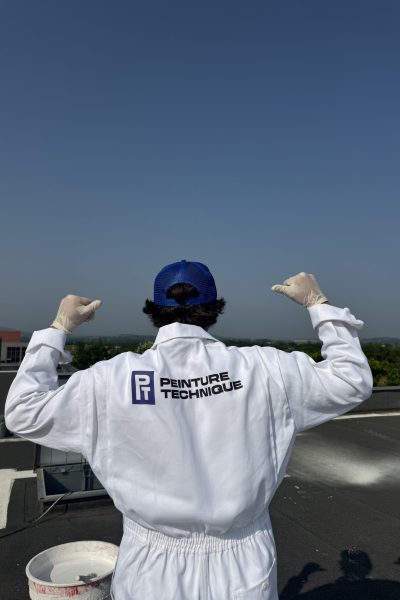 Applicateur Peinture Technique sur toiture avec revêtement réfléchissant